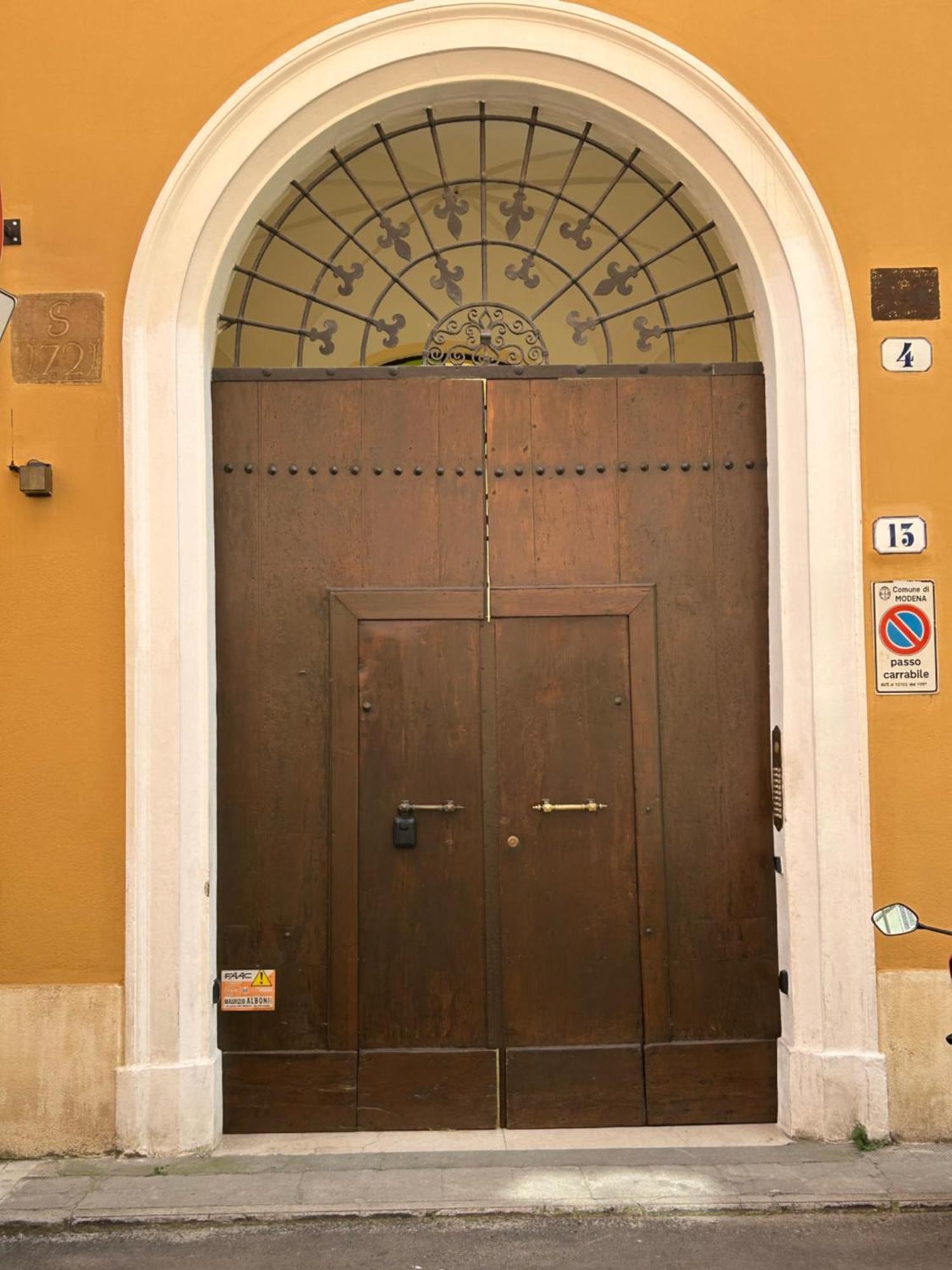 Domus Apartment Modena Bagian luar foto